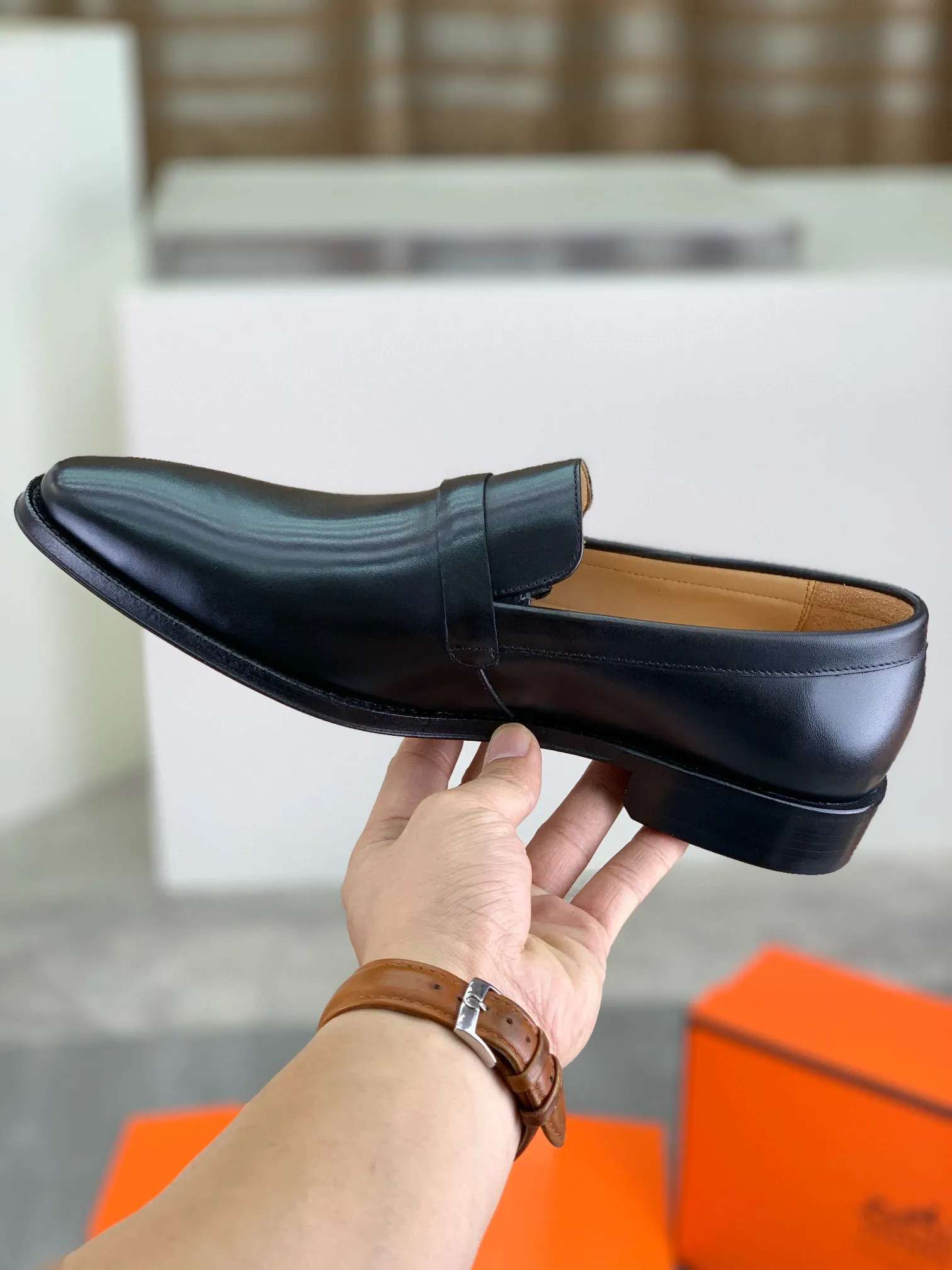 Factory price P960 💰Top version 💎💎💎 Original leather outsole Brand: Hermès (Hermès) Standard code: Men's size 39-44 (38, 45 can be customized) Grade: Same as the official website Original quality materials: Original soft calfskin Water-dyed cowhide lining Original Italian leather outsole Style categories: Men's fashion Formal casual leather shoes Slip-on men's shoes series Young fashion European and American trends, British style, colors: multiple options, counter packaging